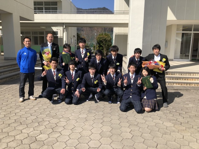 卒業生１１名と松井先生、鈴木先生、中学校サッカー部の中川先生と